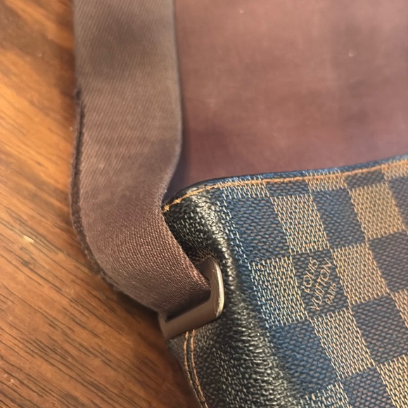 Authentic Louis Vuitton Damier Ebene messenger crossbody bag - & key holder - Picture 9 of 14